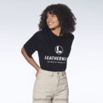 vestir Leatherman camiseta de manga corta con logo en el pecho negro T44R2106 - Leatherman Colombia - Image 2